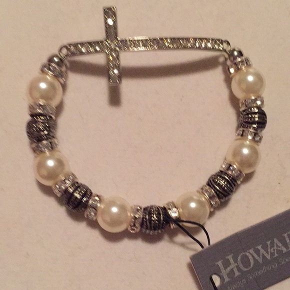 Howard’s stretchy Cross Pearl & Silver Bracelet - Picture 6 of 6